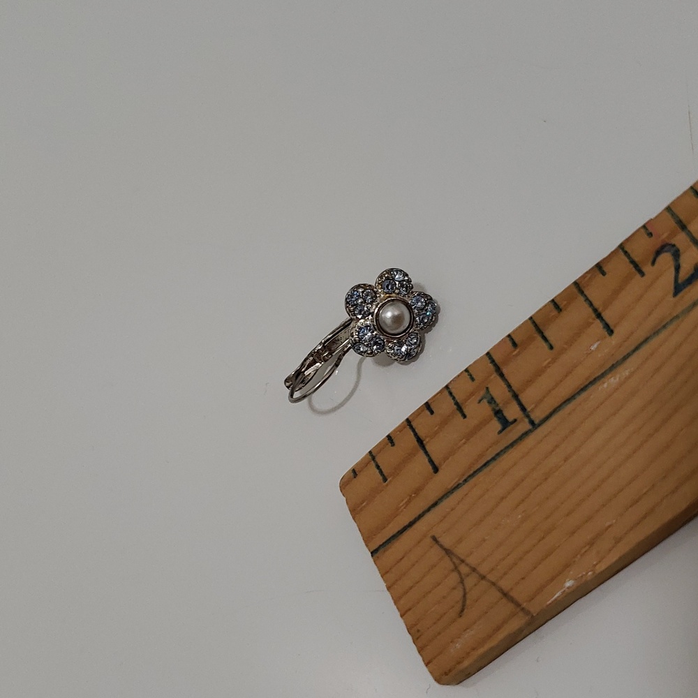 Floral Design Rhinestone Earrings - Picture 3 of 5